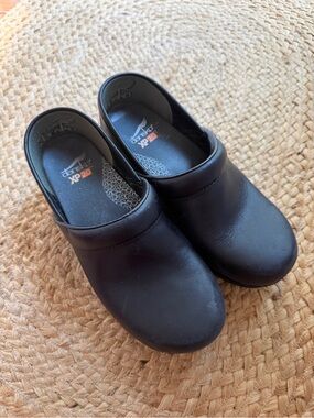 Dansko XP 2.0 Black Leather Professional Clogs Size 37 / US 6.5-7